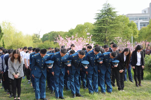 江苏信息职院组织祭扫"钱劲松"烈士