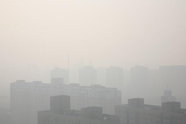 2016年11月12日，山西省临汾市出现雾霾天气。 视觉中国 资料图