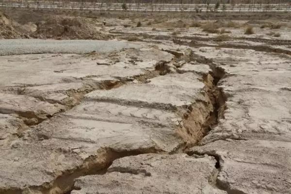 ▲整理后的土地开裂,水土流失严重。 图/中国房地产报