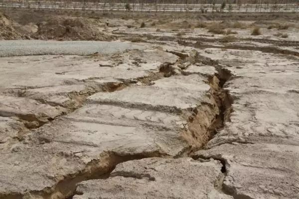 ▲整理后的土地开裂，水土流失严重。 图/中国房地产报