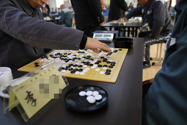 第一轮比赛,服刑人员正在下棋。本文图片 呼兰监狱供图第一轮比赛,服刑人员正在下棋。本文图片 呼兰监狱供图