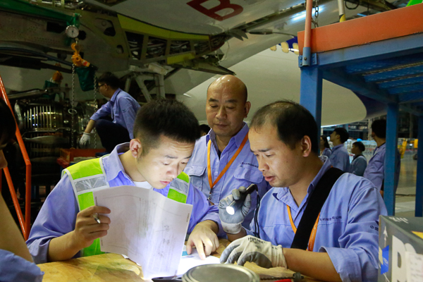 上海飞机制造有限公司C919事业部总装车间工作人员。  上海飞机制造有限公司 供图
