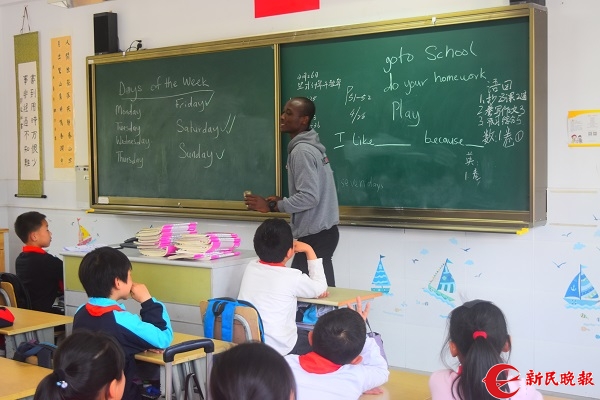 有趣,留学生来上英语课!临港儿童大学发展步入