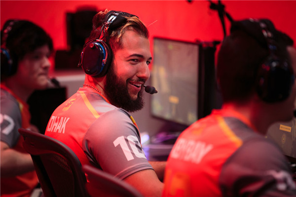 六位数工资、营养师与医疗福利,这就是职业电