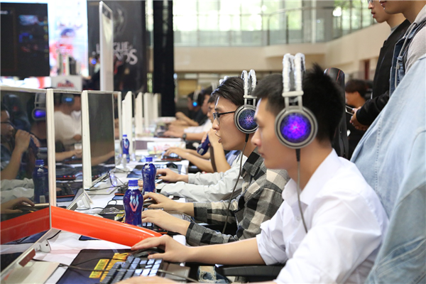 �׽�ELCLУ�ʾ�Ӣ��֣��վԲ����Ļ�����ϵ羺������ƪ��