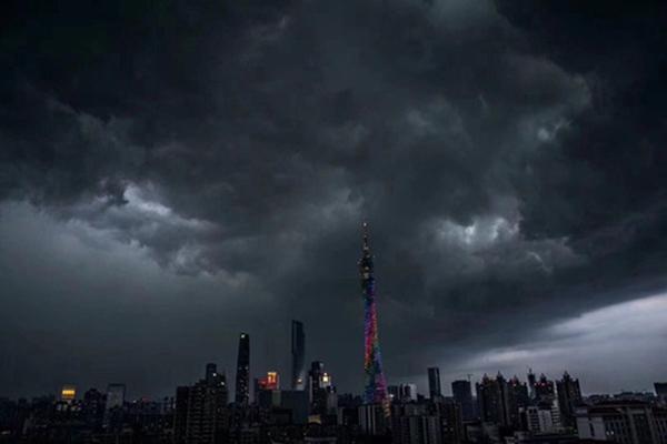 强对流天气致广东多地水浸街 白云机场航班大
