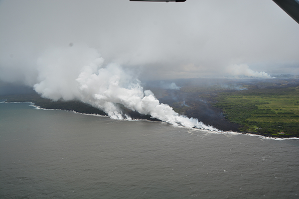 夏威夷火山熔岩流入太平洋,科学家警告公众远