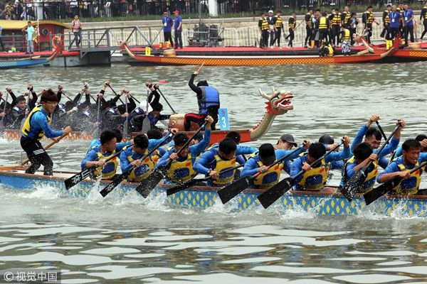 赛龙舟竞飞渡 南京秦淮河水域上演龙舟竞渡大