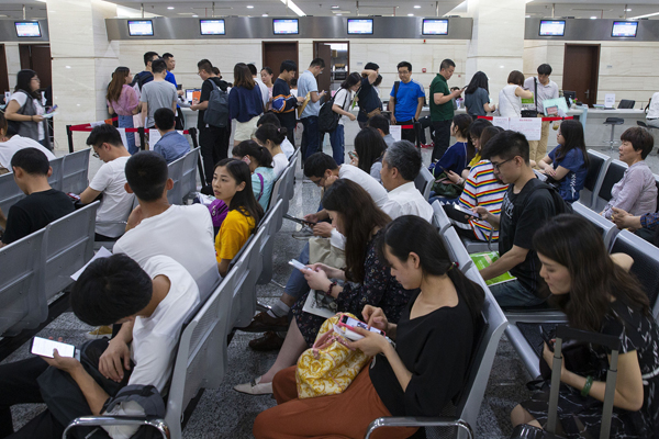 南京政务中心门庭若市:无需就业直接落户