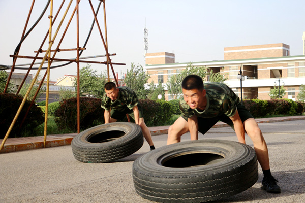 快乐体能训练,武警兵哥有妙招