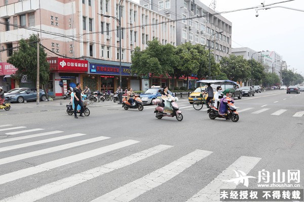 文明礼让一周年,记者在我市城区几条斑马线上