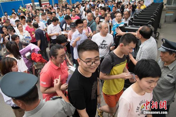 2018年高考前夕 考生查看考场