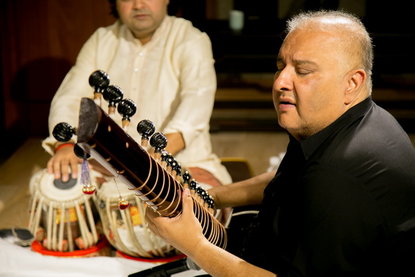 西塔琴大师舒贾特∙汗来沪演出，感受印度古典音乐之美
