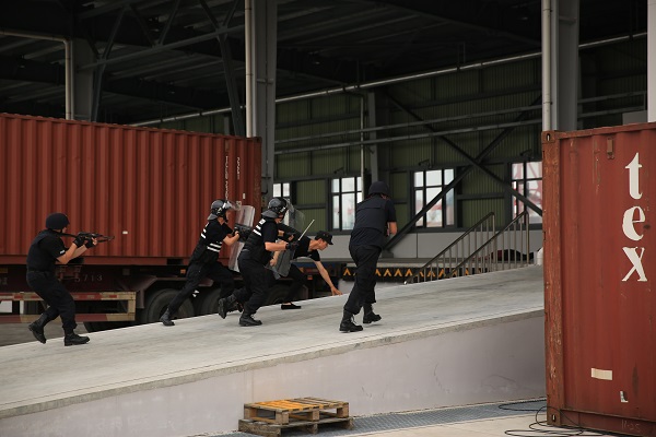 港区上演集装箱反恐大战 上海港口设施保安演