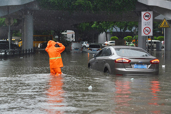 广州暴雨路面积水 男子过斑马线时倒地疑触电身亡