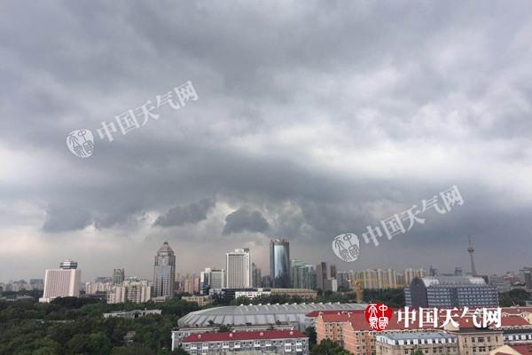 昨天中午,北京乌云压城,强对流天气来袭。