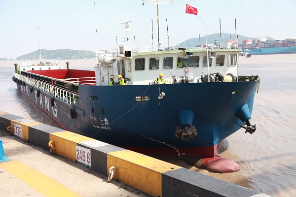 国内首艘河海直达集装箱船昨首航洋山港