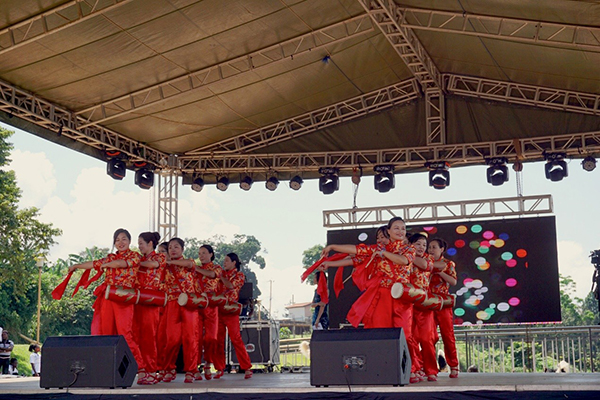 访乌干达遇端午节,汪洋观当地龙舟比赛:寓意同