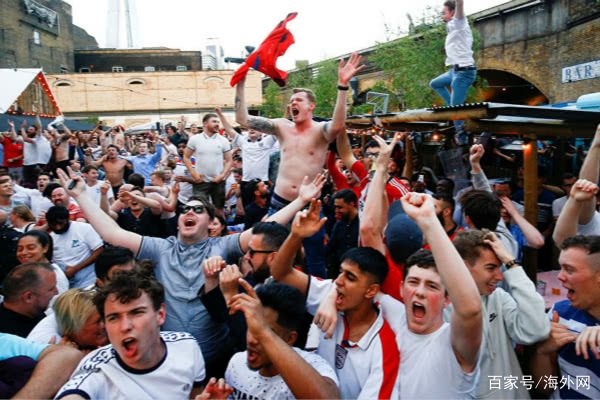 胡闹!英国球迷“致敬”纳粹视频网络疯传 网友炸锅