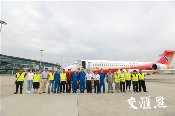 我国自主研发的ARJ21飞机抵达扬泰机场 即将开始试飞一个月