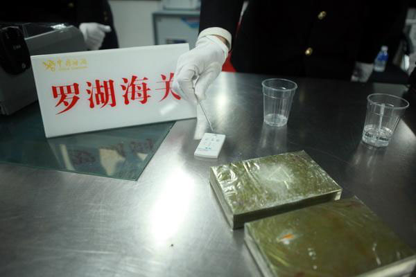 图为:海关关员查获的海洛因 汪兰辉/摄