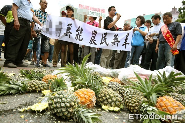  台果农4日扔菠萝表达对当局的不满。