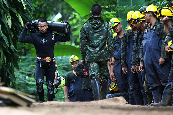 泰国少年足球队被困洞穴内已两周:孩子们学会