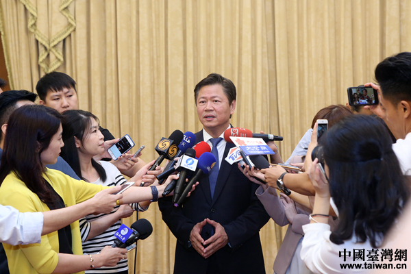 习近平会见连战一行 台湾各界人士:习总书记讲