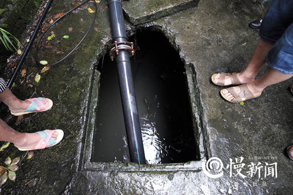 6月27日当天，泄露的污染物疑似从雨水管道进入灌溉渠堰。