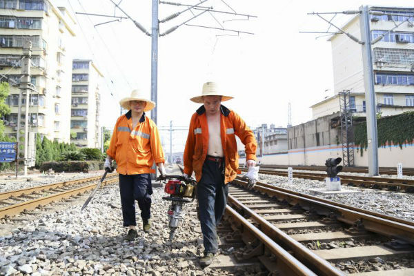 "入伏"战高温,铁路人坚守一线