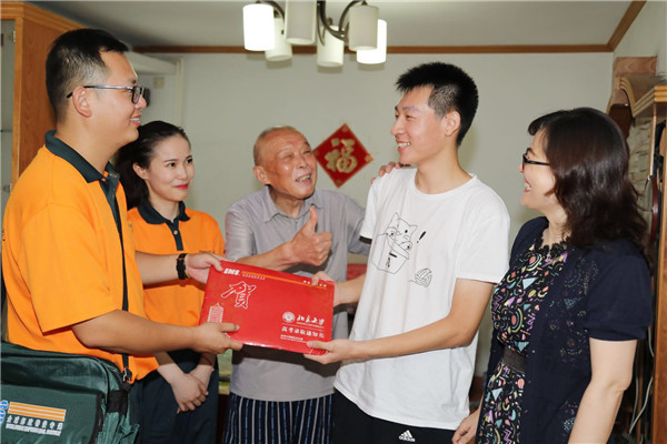 @江苏高考生 录取通知书来了!南京今天送出第