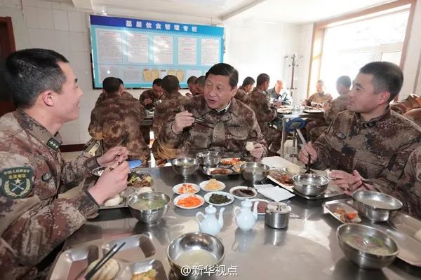 △2014年1月,习近平来到内蒙古军区边防某团一连食堂,同官兵一边共进午餐,一边拉家常
