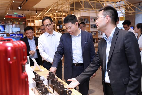 拿下全球第二之后余承东再会苏宁张近东！