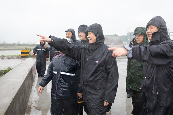 台风云雀登陆上海,应勇市长顶着疾风骤雨检查