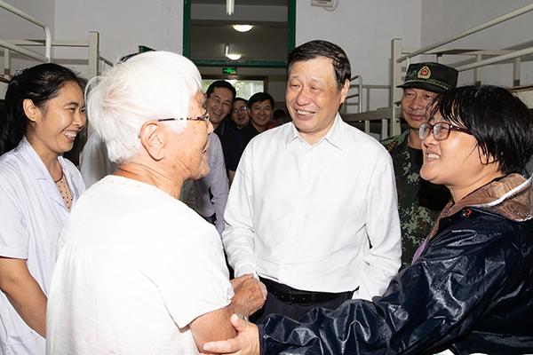 台风云雀登陆上海,应勇市长顶着疾风骤雨检查