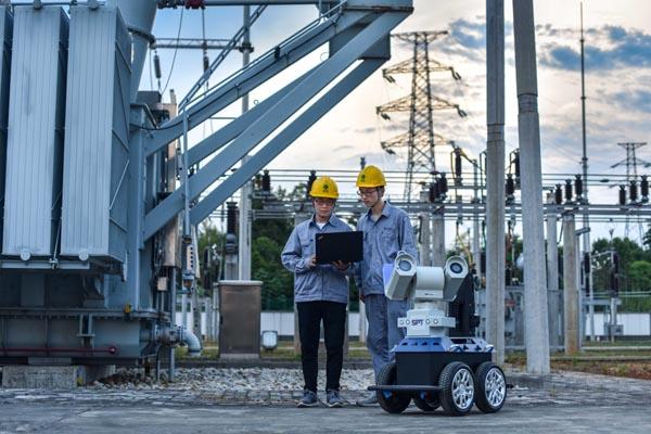 铜陵电网首个智能巡检机器人高温“上岗”