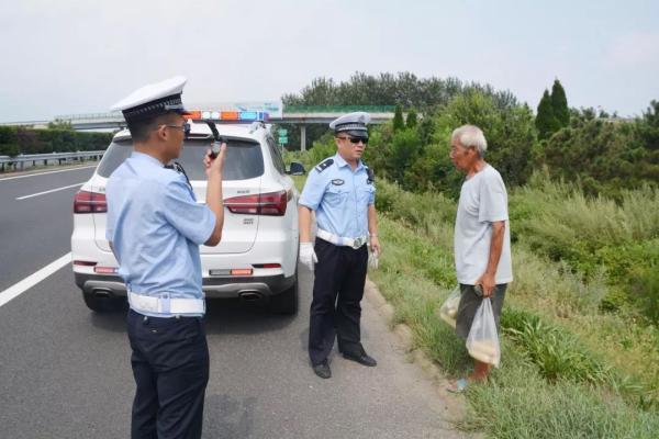 男子违停应急车道指挥岳父横穿高速 民警：不懂事