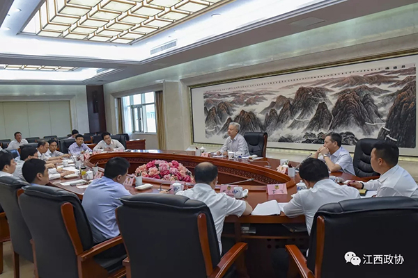 5月4日，省政协主席姚增科与课题组全体成员开展集中研讨。