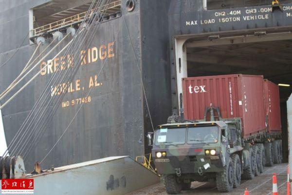  圖爲美軍後勤部隊的車輛從運輸船登陸港口。