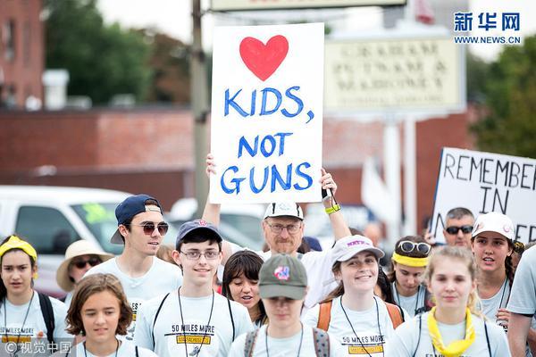 美国帕克兰校园枪击案幸存者参加示威游行 反对枪支暴力