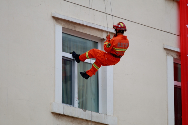 我校举行本科新生消防演习