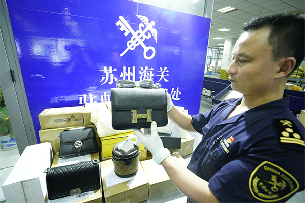 图为:苏州海关驻邮局办事处查获一批侵权用品 夏振邦/摄