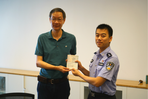 外国人可以合规兼职了!上海自贸区今颁发首