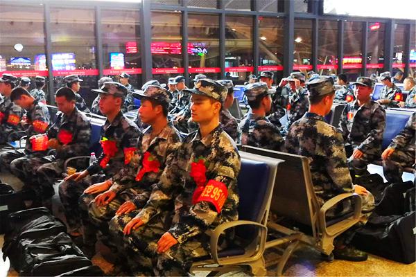 武汉车站落实 “军人依法优先” 让新兵感受到军人荣光(图6)