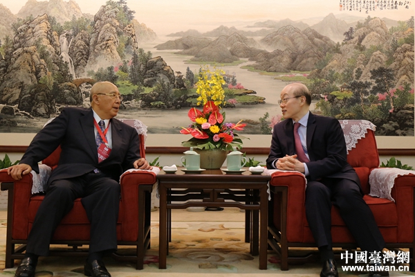 中共中央台办、国务院台办主任刘结一会见中国国民党前主席吴伯雄。（中国台湾网 张亚静 摄）