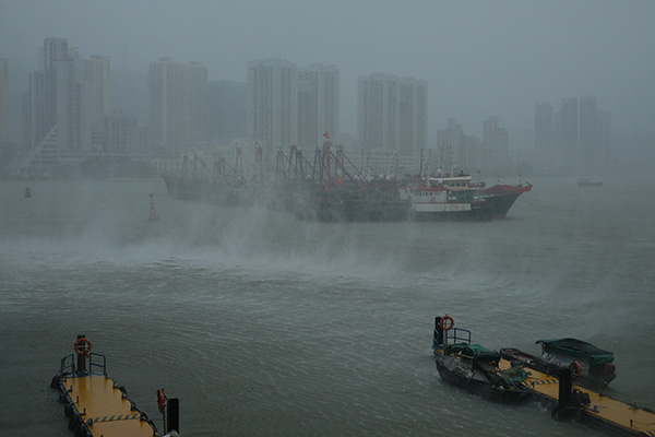 2018年9月16日，澳门，超强台风“山竹”正面向珠江口吹袭，风雨中的渔船。