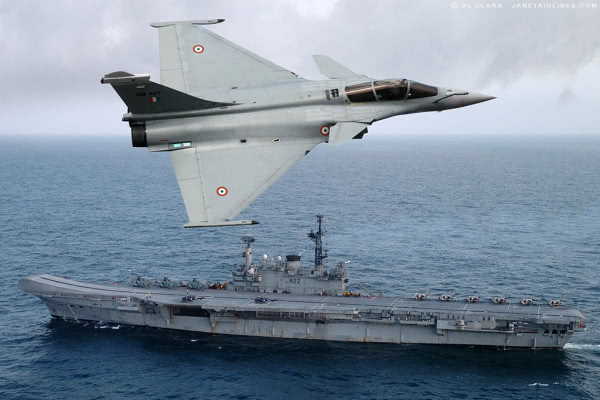 资料图片：印度军迷制作的“阵风”战机飞越印海军航母设想图。