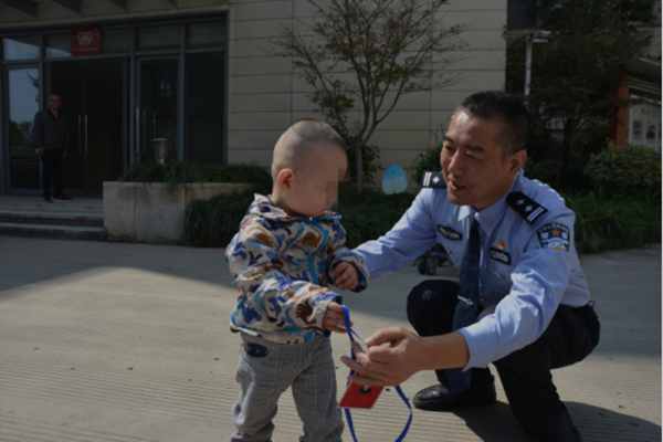 弃婴小爱要去美国,警察上门来给他办护照,他