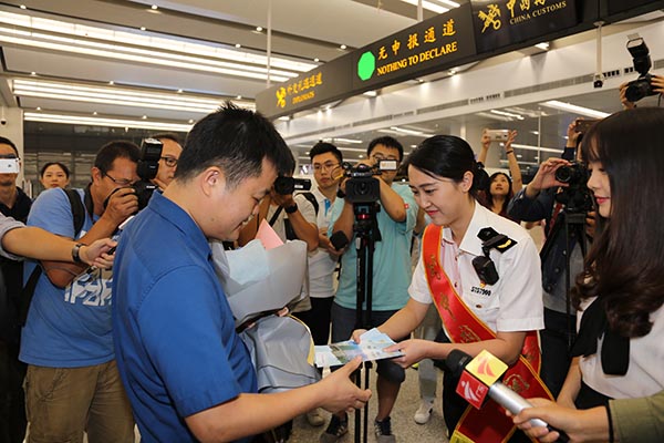 港珠澳大桥正式通车 首日口岸通关畅顺(图)