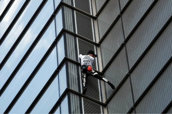 法国男子徒手爬伦敦最高楼 刚登顶就被警察带走